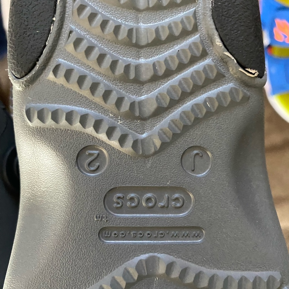 CROCS Kids Silver Sandals J2 like new - Picture 3 of 3